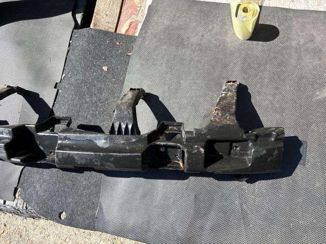 bontott DACIA DUSTER Hátsó középső Lökhárító Tartó (Műanyag)