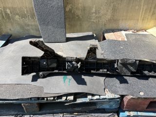 bontott DACIA DUSTER Hátsó középső Lökhárító Tartó (Műanyag)