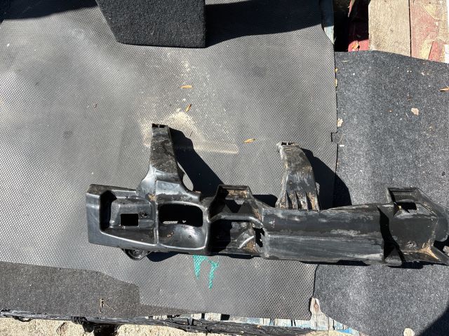 bontott DACIA DUSTER Hátsó középső Lökhárító Tartó (Műanyag)