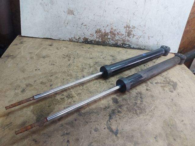 bontott DACIA DUSTER Hátsó Lengéscsillapító Pár