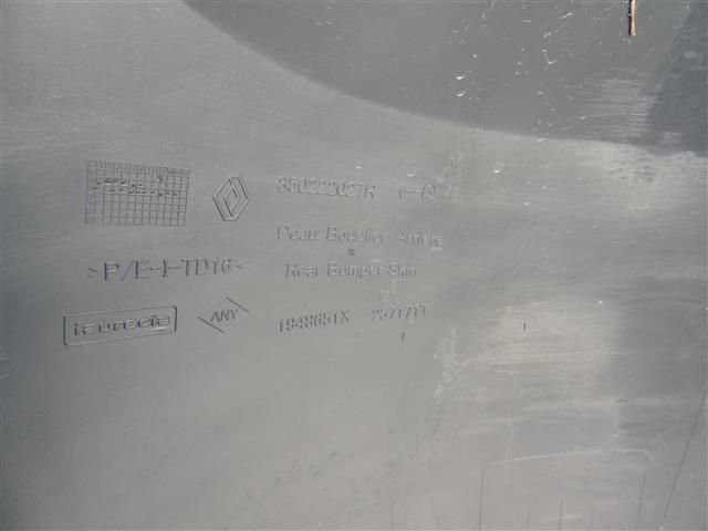 bontott DACIA DUSTER Hátsó Lökhárító (Részeivel)