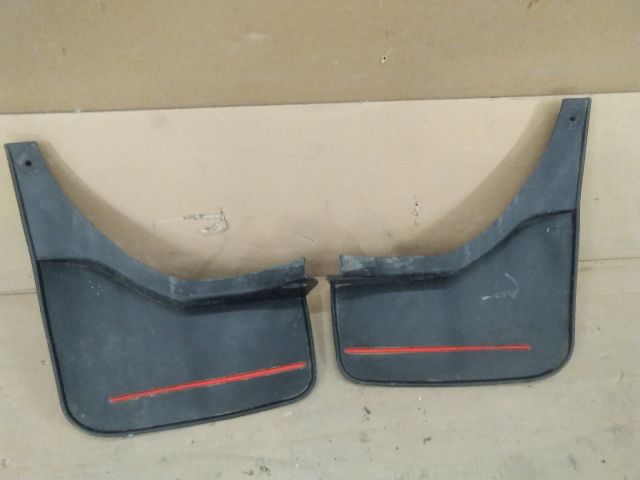 bontott DACIA DUSTER Hátsó Sárvédő Gumi Pár