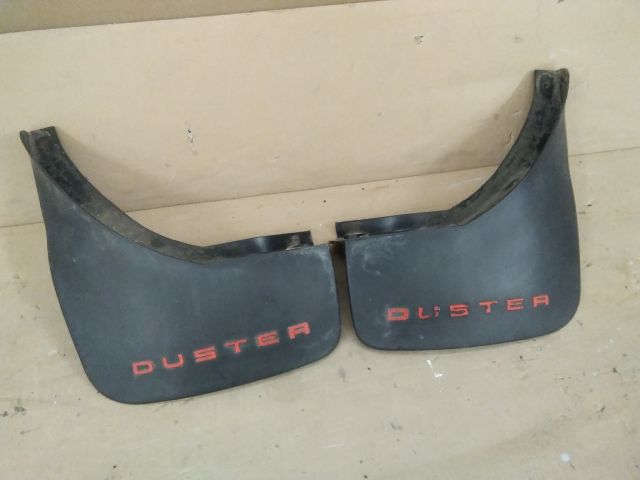 bontott DACIA DUSTER Hátsó Sárvédő Gumi Pár