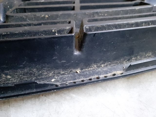 bontott DACIA DUSTER Hűtőrács