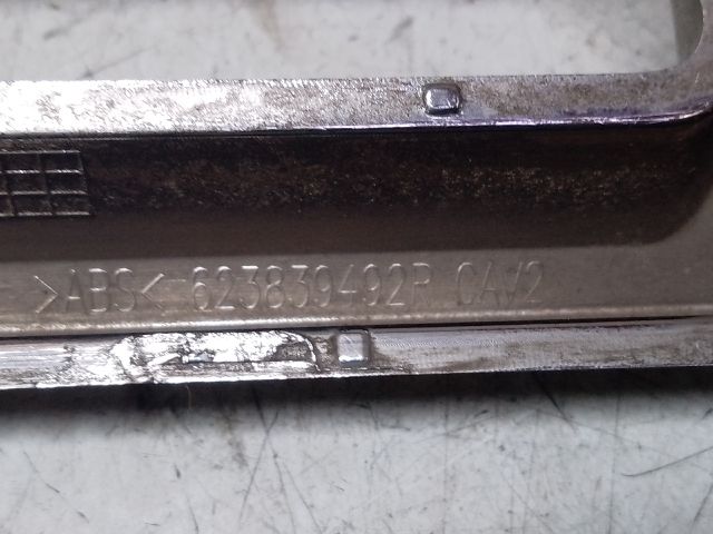 bontott DACIA DUSTER Hűtőrács