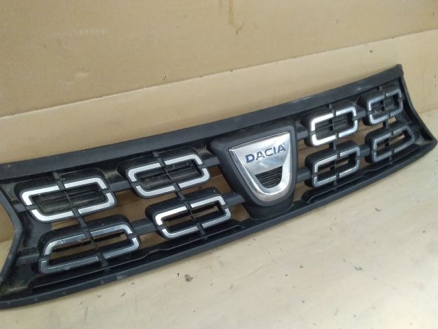 bontott DACIA DUSTER Hűtőrács