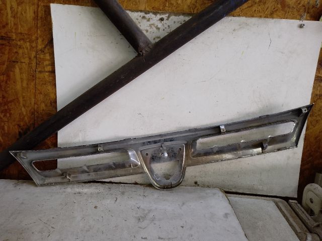 bontott DACIA DUSTER Hűtőrács