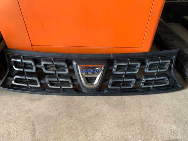 bontott DACIA DUSTER Hűtőrács