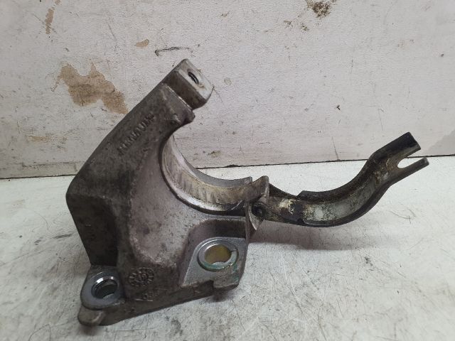 bontott DACIA DUSTER Jobb első Féltengely Tartó