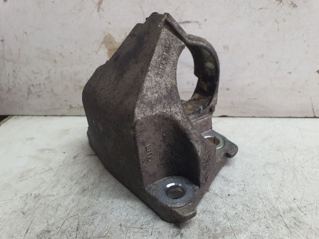 bontott DACIA DUSTER Jobb első Féltengely Tartó