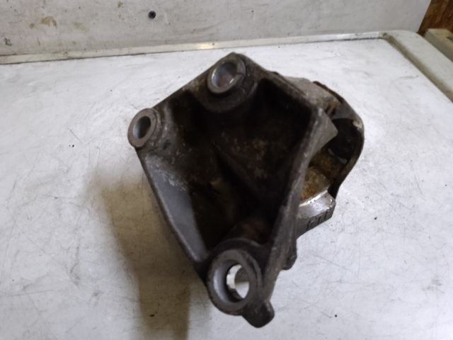 bontott DACIA DUSTER Jobb első Féltengely Tartó