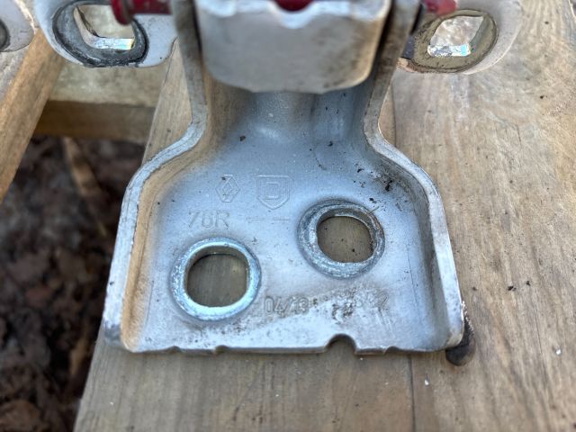 bontott DACIA DUSTER Jobb első Zsanér