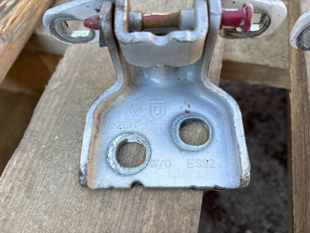 bontott DACIA DUSTER Jobb első Zsanér