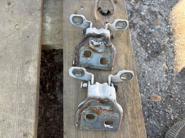 bontott DACIA DUSTER Jobb első Zsanér