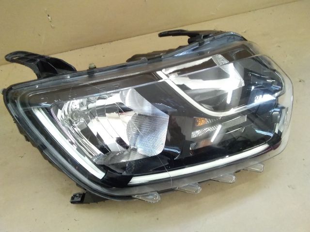 bontott DACIA DUSTER Jobb Fényszóró