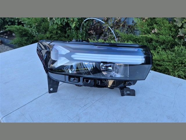 bontott DACIA DUSTER Jobb Fényszóró