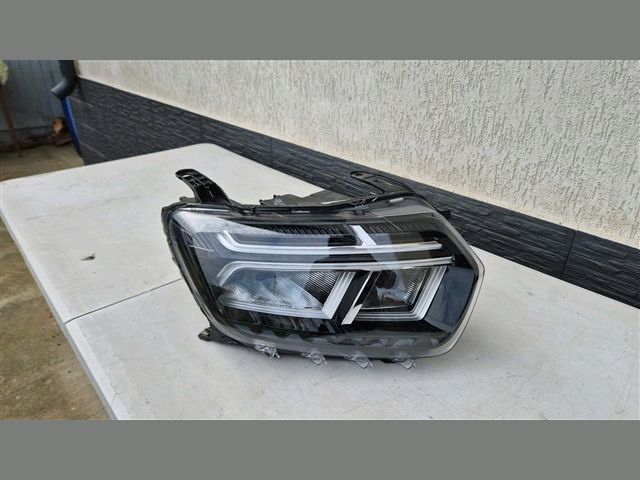 bontott DACIA DUSTER Jobb Fényszóró