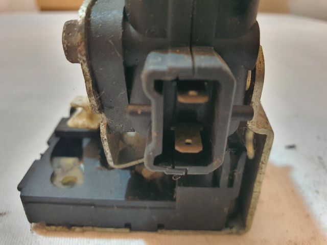 bontott DACIA DUSTER Jobb hátsó Ajtózár