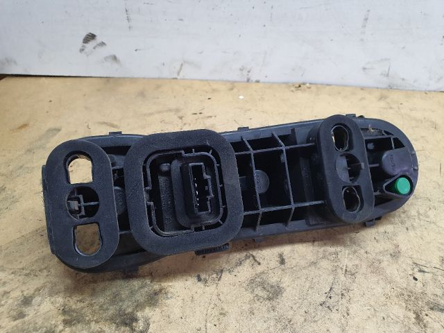 bontott DACIA DUSTER Jobb Hátsó Lámpa Foglalat