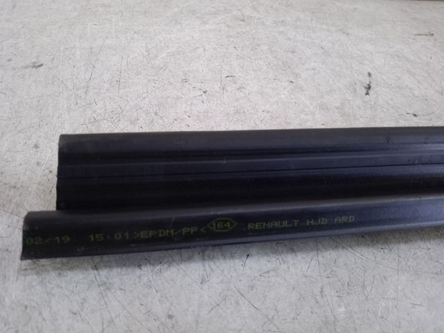 bontott DACIA DUSTER Jobb hátsó Vízlehúzó Gumicsík