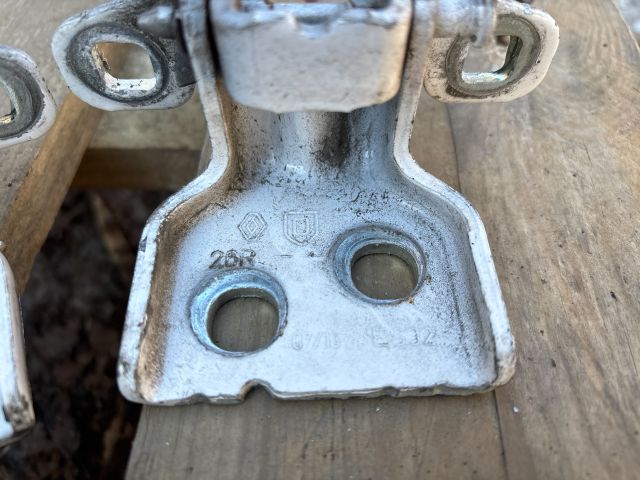 bontott DACIA DUSTER Jobb hátsó Zsanér