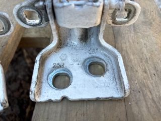 bontott DACIA DUSTER Jobb hátsó Zsanér