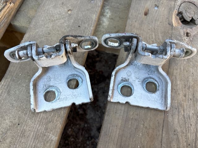 bontott DACIA DUSTER Jobb hátsó Zsanér