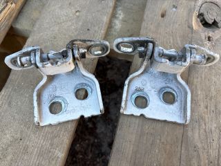 bontott DACIA DUSTER Jobb hátsó Zsanér