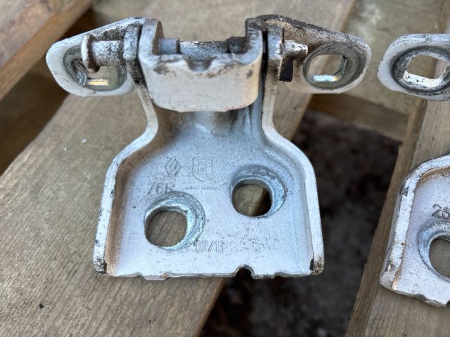 bontott DACIA DUSTER Jobb hátsó Zsanér