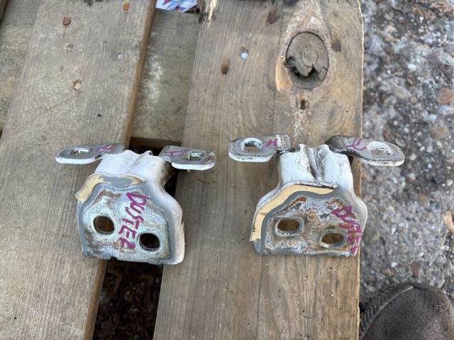 bontott DACIA DUSTER Jobb hátsó Zsanér