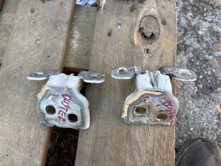 bontott DACIA DUSTER Jobb hátsó Zsanér