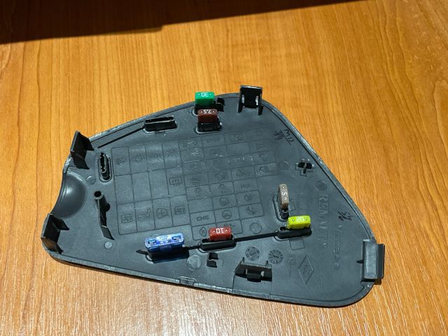 bontott DACIA DUSTER Jobb Műszerfal Oldalkárpit