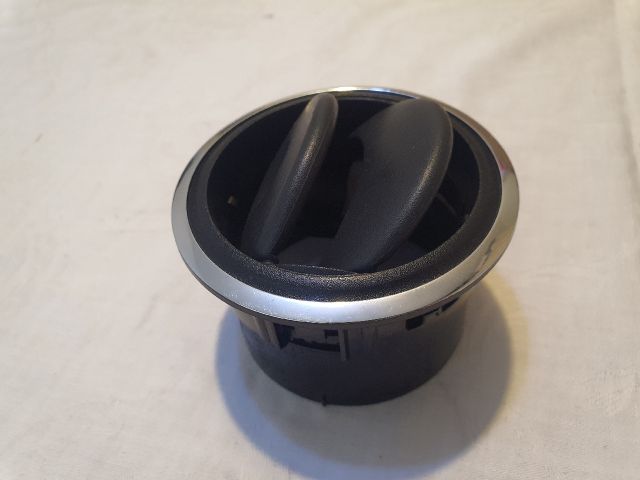 bontott DACIA DUSTER Középső Szellőző