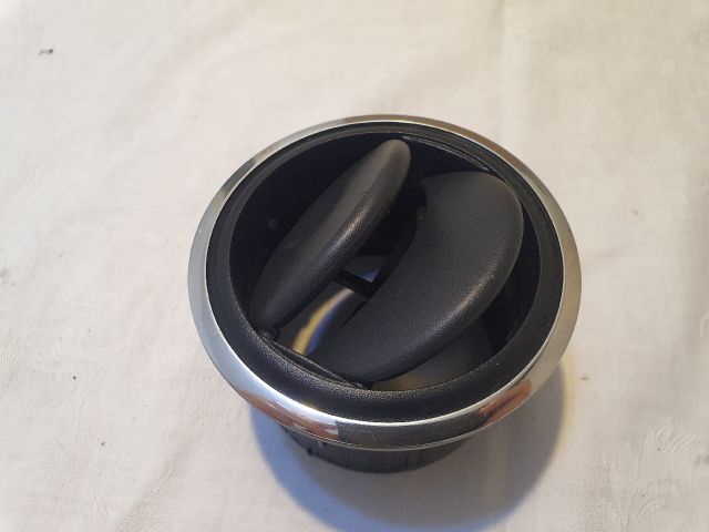 bontott DACIA DUSTER Középső Szellőző