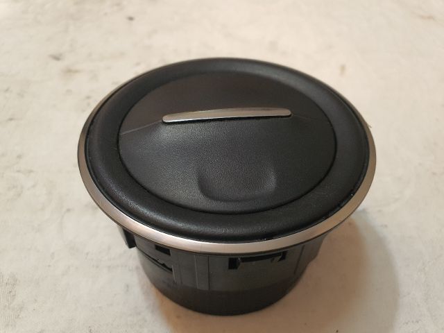 bontott DACIA DUSTER Középső Szellőző