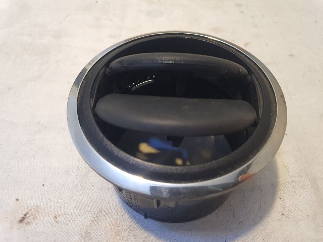 bontott DACIA DUSTER Középső Szellőző