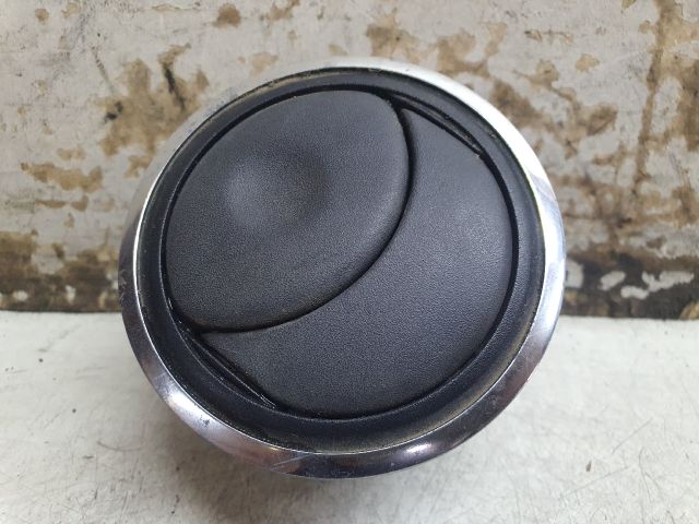 bontott DACIA DUSTER Középső Szellőző