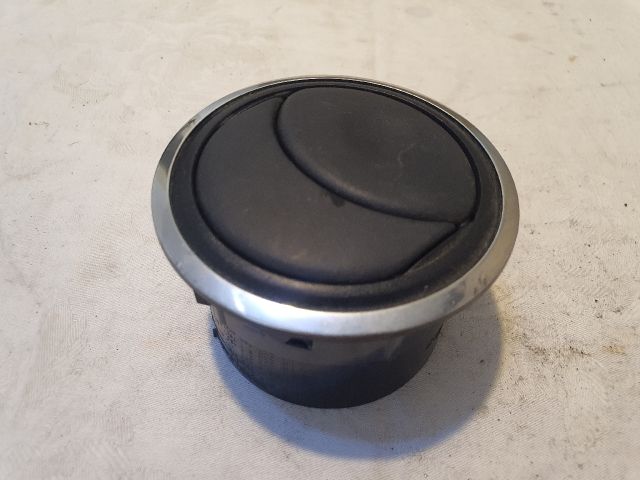 bontott DACIA DUSTER Középső Szellőző