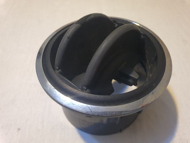 bontott DACIA DUSTER Középső Szellőző