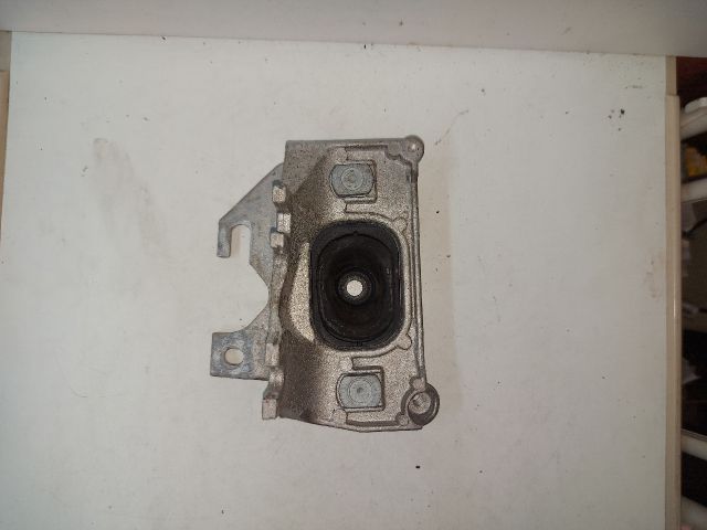 bontott DACIA DUSTER Motor Tartó Bak Bal