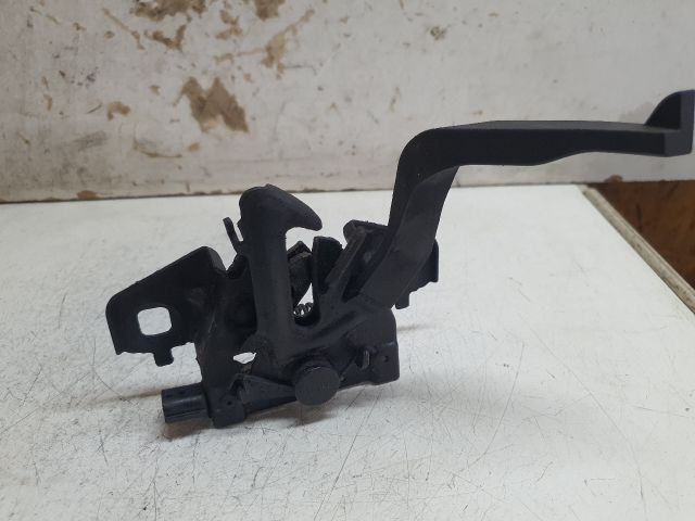 bontott DACIA DUSTER Motorháztető Zárszerkezet