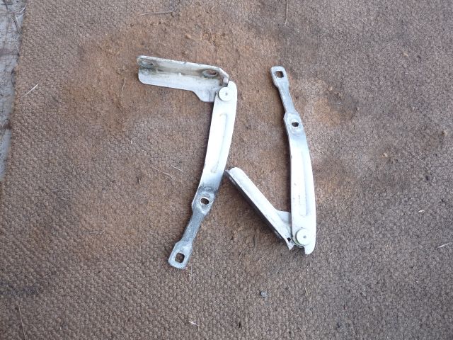 bontott DACIA DUSTER Motorháztető Zsanér Pár