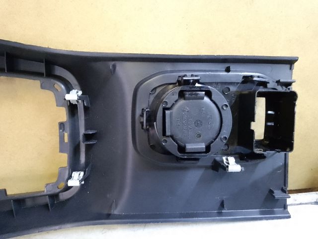 bontott DACIA DUSTER Pohártartó