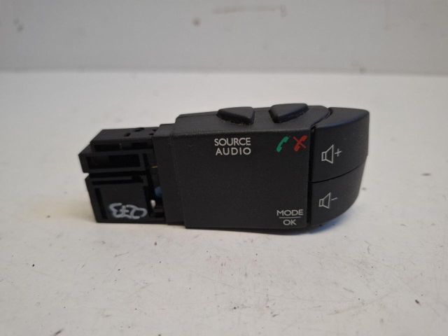 bontott DACIA DUSTER Rádió / CD Kapcsoló