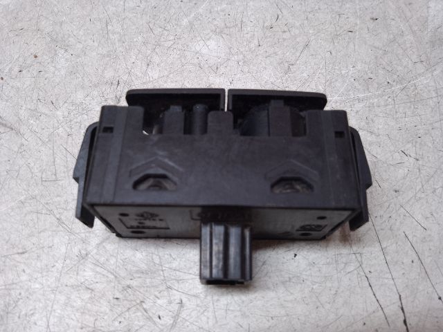 bontott DACIA DUSTER Vészvillogó Kapcsoló