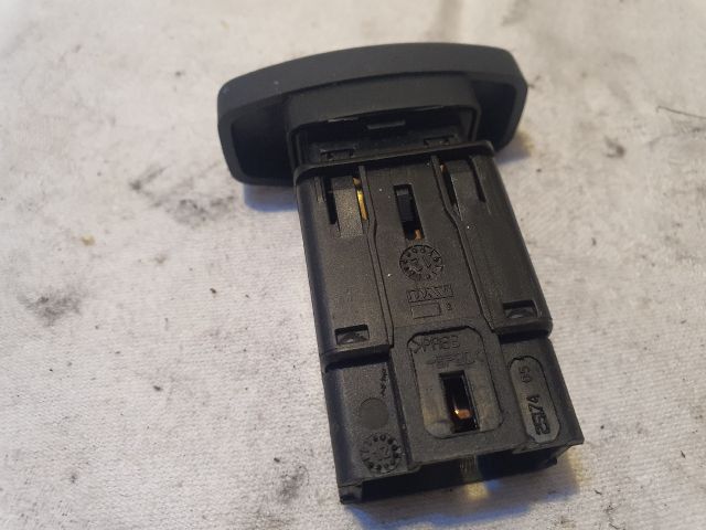 bontott DACIA DUSTER Vészvillogó Kapcsoló