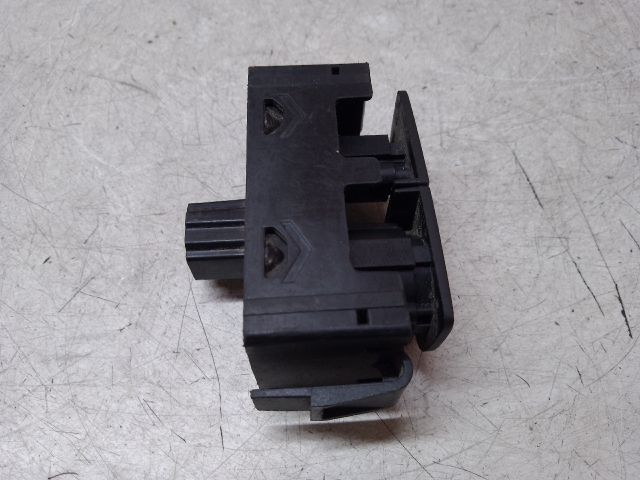 bontott DACIA DUSTER Vészvillogó Kapcsoló