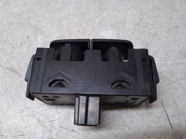 bontott DACIA DUSTER Vészvillogó Kapcsoló