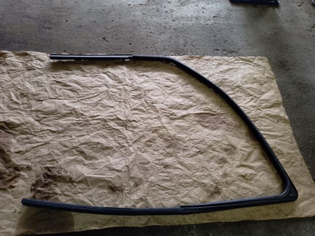 bontott DACIA LODGY Jobb első Ablakvezető Gumi