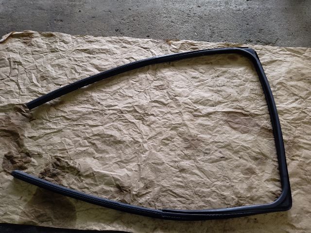 bontott DACIA LODGY Jobb hátsó Ablakvezető Gumi